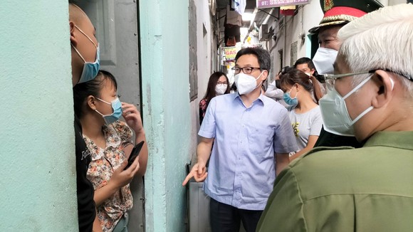 Phó Thủ tướng Vũ Đức Đam kiểm tra công tác phòng chống dịch ở các khu nhà trọ TP Thuận An