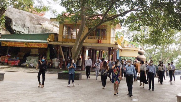 Những du khách đầu tiên tham quan núi Bà Đen theo mô hình một cung đường hai địa điểm