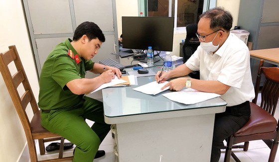 Ông Tất Thành Cang tại cơ quan điều tra. Ảnh CA