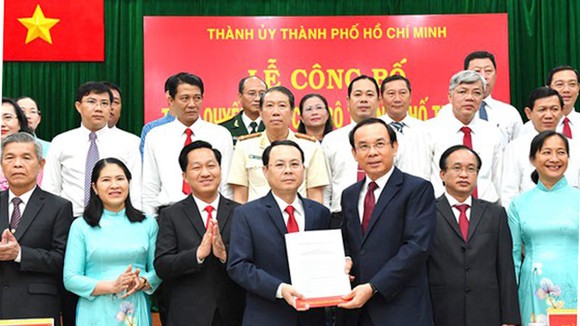 Bí thư Thành ủy TPHCM Nguyễn Văn Nên trao quyết định thành lập Đảng bộ TP Thủ Đức cho Bí thư TP Thủ Đức Nguyễn Văn Hiếu. Ảnh: VIỆT DŨNG