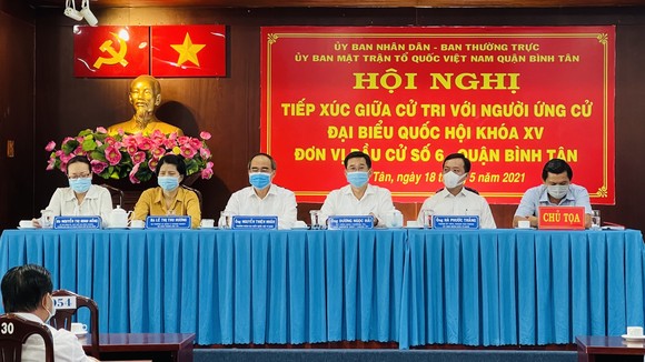 Các ứng cử viên ĐBQH khóa XV, đơn vị bầu cử số 6 tiếp xúc cử tri. Ảnh: VĂN MINH