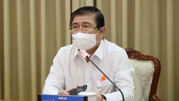 Chủ tịch UBND TPHCM Nguyễn Thành Phong phát biểu tại cuộc họp