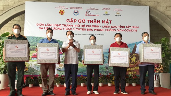 Trên đỉnh núi Bà Đen, Bí thư Thành ủy TPHCM Nguyễn Văn Nên đã trao quà tri ân lực lượng tuyến đầu chống dịch Covid-10. Ảnh: KIỀU PHONG