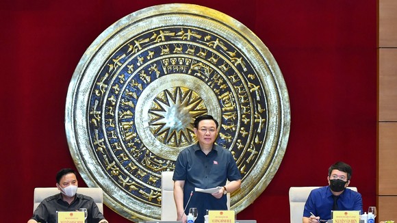 Chủ tịch Quốc hội Vương Đình Huệ chủ trì buổi làm việc. Ảnh: VIẾT CHUNG
