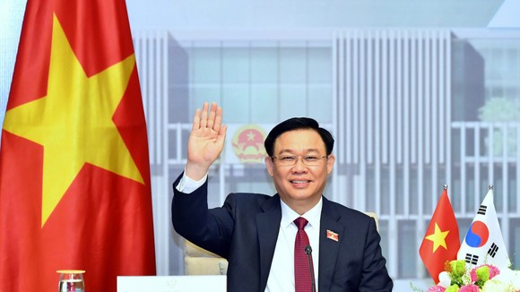 Chủ tịch Quốc hội Vương Đình Huệ tại cuộc hội đàm trực tuyến với Chủ tịch Quốc hội Hàn Quốc Park Byeong Seug. Ảnh: VIẾT CHUNG