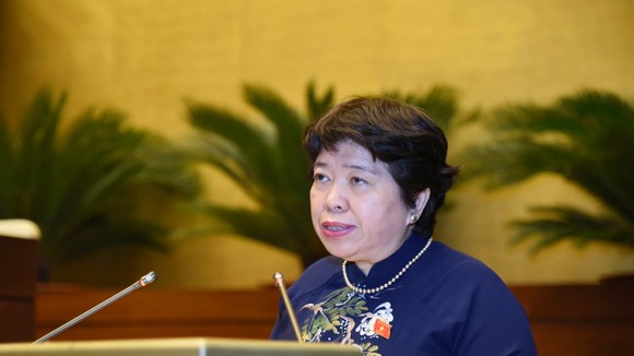 Chủ nhiệm Ủy ban Xã hội Nguyễn Thúy Anh báo cáo trước Quốc hội. Ảnh: QUANG PHÚC