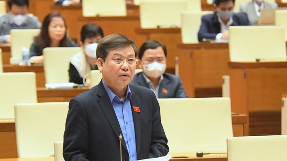 Viện trưởng Viện KSNDTC Lê Minh Trí giải trình các vấn đề ĐBQH nêu. Ảnh: QUANG PHÚC 