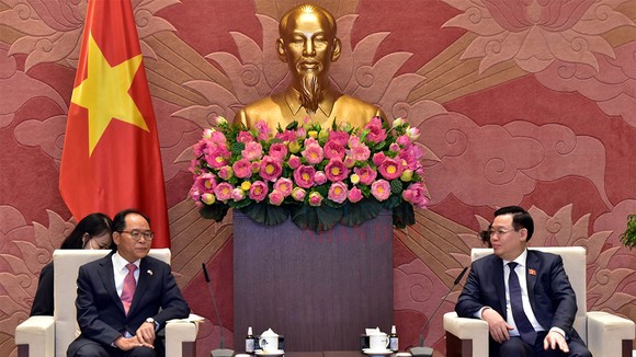 Chủ tịch Quốc hội Vương Đình Huệ trao đổi với Đại sứ Hàn Quốc tại Việt Nam Park Noh Wan. Ảnh: VIẾT CHUNG