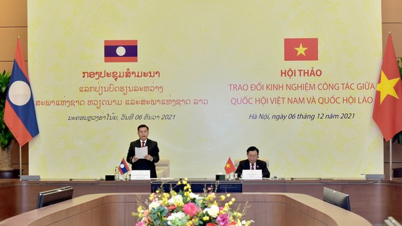 Chủ tịch Quốc hội Vương Đình Huệ và Chủ tịch Quốc hội nước CHDCND Lào Xaysomphone Phomvihane đồng chủ trì hội thảo