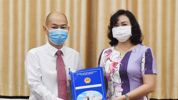 Phó Chủ tịch UBND TPHCM Phan Thị Thắng trao quyết định cho ông Nguyễn Nguyên Phương. Ảnh: ĐÌNH LÝ