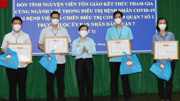 Phó Chủ tịch Ủy ban MTTQ Việt Nam TPHCM Phan Kiều Thanh Hương trao biểu trưng và tặng quà cho các tình nguyện viên