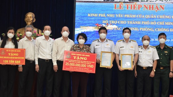 Lãnh đạo TPHCM tiếp nhận kinh phí, nhu yếu phẩm phục vụ công tác chống dịch do Quân chủng Hải quân trao tặng.