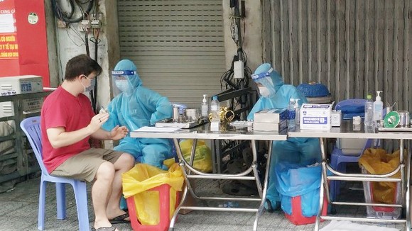Tiêm vaccine cho người dân ở quận 1