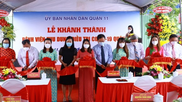 Các đại biểu cắt băng khánh thành Bệnh viện thu dung, điều trị Covid-19 quận 11. Ảnh: ĐÌNH LÝ