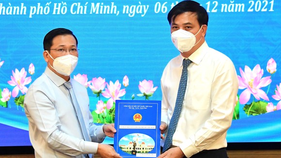 Phó Chủ tịch UBND TPHCM Lê Hòa Bình trao quyết định cho đồng chí Nguyễn Hoàng Anh. Ảnh:VIỆT DŨNG