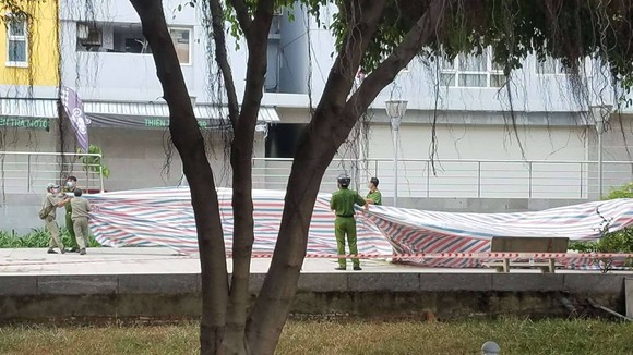 Công an phong toả khám nghiệm hiện trường. Ảnh: CHÍ THẠCH
