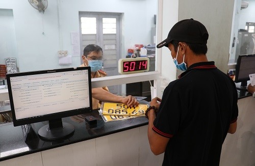Lực lượng PC08, Công an TPHCM cấp đổi biển số nền màu vàng, chữ và số màu đen cho người dân trên địa bàn