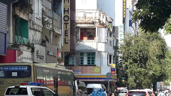 Lực lượng chức năng tiến hành khử khuẩn và đưa nhóm người Trung Quốc đi cách ly