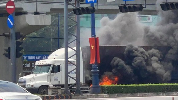 Xe container bốc cháy khi dừng chờ đèn tín hiệu trên Xa lộ Hà Nội