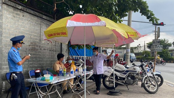 Chốt, trạm kiểm soát phòng, chống dịch Covid-19 ra vào TPHCM hoạt động cả thứ bảy, chủ nhật. Ảnh: CHÍ THẠCH
