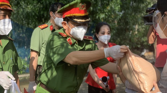 Công an TPHCM trao quà cho người dân ở khu phong tỏa quận Bình Thạnh. Ảnh: C.T