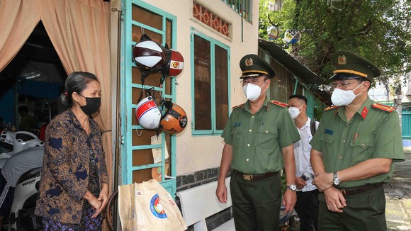 Thiếu tướng Cao Đăng Hưng đã tới tận người dân có hoàn cảnh khó khăn, lao động nghèo ở quận Phú Nhuận để trao tận tay người dân những phần quà nhu yếu phẩm. Ảnh: DŨNG PHƯƠNG