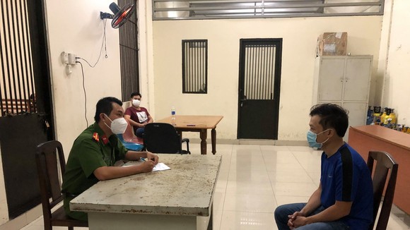 Công an lấy lời khai của Toàn. Ảnh: CA