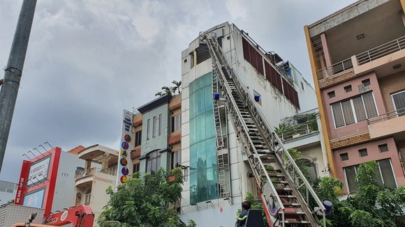 Lực lượng chức năng chữa cháy ở hiện trường. Ảnh: CHÍ THẠCH