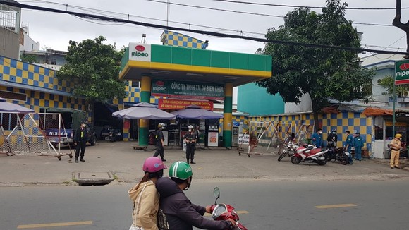 Công an có mặt tại cây xăng của Công ty TNHH thương mại dịch vụ Biên Khoa ở quận Gò Vấp, TPHCM. Ảnh: T.C