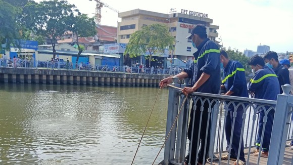 Lực lượng chức năng tìm kiếm thi thể nạn nhân tại hiện trường