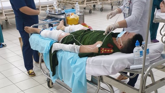 Một chiến sĩ công an đang được điều trị ở bệnh viện. Ảnh: C.T