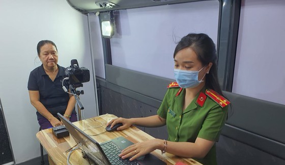 Công an TPHCM làm thủ tục cấp CCCD gắn chip cho người dân. Ảnh: C.T