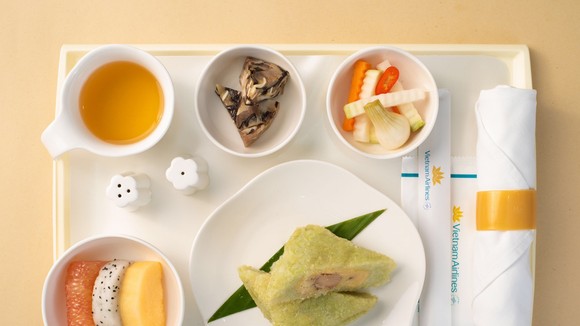 Các món ăn ngày tết được đưa lên máy bay
