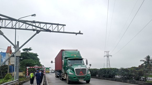 Cân tải trọng ngăn xe quá tải phá nát Quốc lộ 5