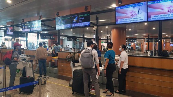 Hành khách làm thủ tục tại Sân bay Yangon (Myanmar)