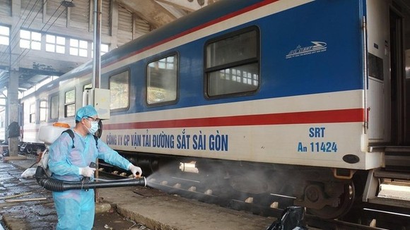 Đường sắt khử trùng toa tàu đảm bảo yêu cầu phòng dịch Covid-19