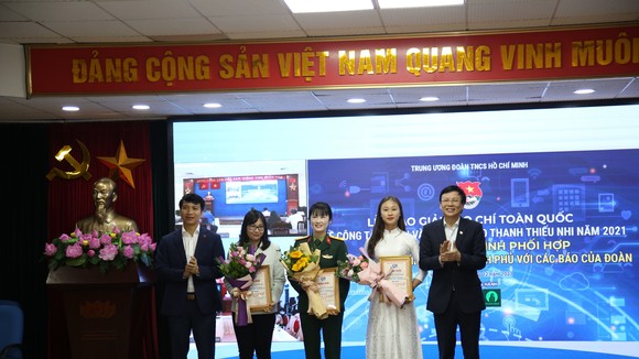 Ban tổ chức trao giải thưởng cho các tác giả có tác phẩm đoạt giải báo chí toàn quốc viết về công tác đoàn