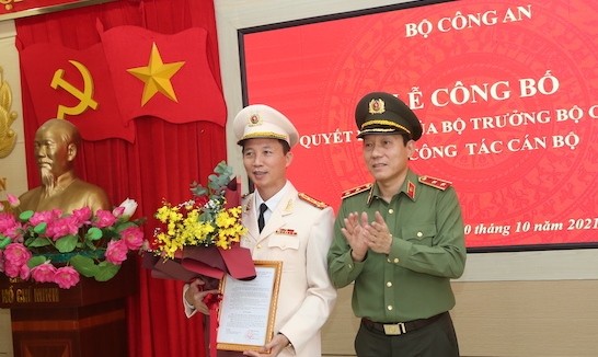 Thứ trưởng Lương Tam Quang trao quyết định điều động Đại tá Vũ Hoài Bắc giữ chức Cục trưởng Cục An ninh điều tra, Bộ Công an. Ảnh: CAND