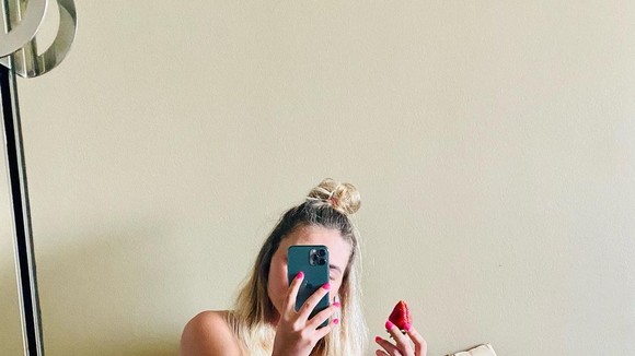 Trái cây - dâu tây là thức ăn khoái khẩu của "tiểu mỹ nhân" Kostyuk trong quá trình cách ly