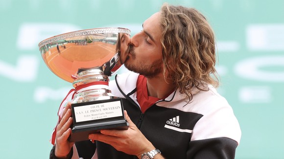 Tsitsipas hôn chiếc cúp vô địch Monte Carlo Masters