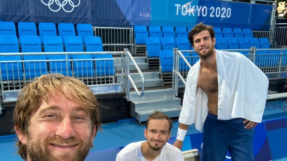 Vừa bay đến Tokyo, Medvedev đã có buổi tập muộn đầu tiên cùng với các đồng đội