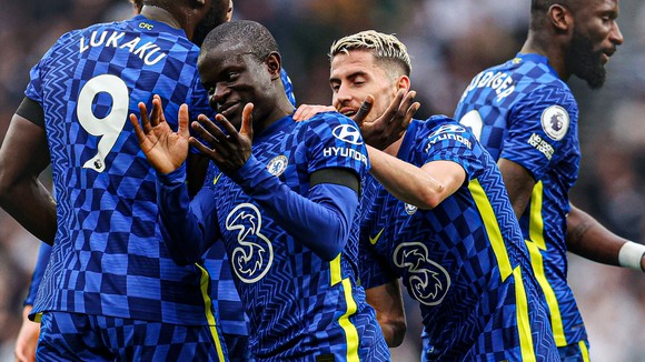 Jorginho ăn mừng cùng Kante