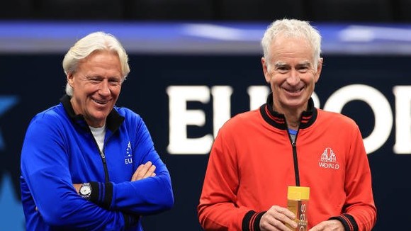 Bjorn Borg (áo xanh) và Đội trưởng John McEnroe của tuyển Thế giới