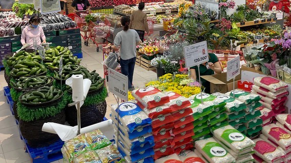 Surplus goods at Lotte Mart of District 7 to serve citizens. (Photo: SGGP)