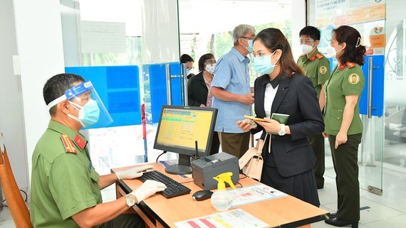 The HCMC Immigration Office under the HCMC Public Security Department spend most of their time to process passport registration papers. (Photo: SGGP)