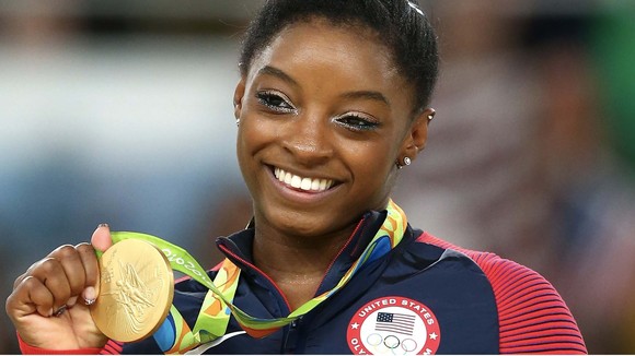 Vận động viên giành huy chương vàng Simone Biles (Mỹ) trên bục nhận huy chương tại Thế vận hội Olympic Rio 2016. Ảnhh: Getty