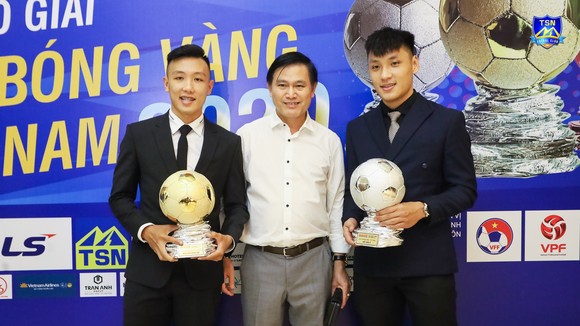 Minh Trí cùng thủ môn Văn Ý chụp ảnh kỷ niệm với Chủ tịch Trần Anh Tú ở đêm Gala. Ảnh: DŨNG PHƯƠNG