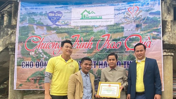 Lãnh đạo Công ty Đại Đông Hồ cùng những người bạn đã có chuyến đi thiện nguyện tại miền Trung