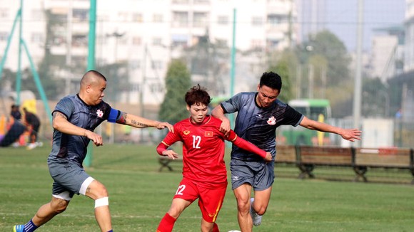 Hải Yến trong nỗ lực tranh bóng cùng các đàn anh cựu tuyển thủ