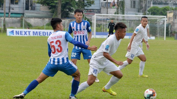 An Giang (áo trắng) chọn sân Kiên Giang làm sân nhà ở mùa bóng 2021. Ảnh: PVF